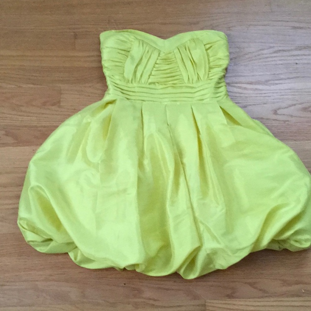 NWT Romeo & Juliet highlighter yellow above knee